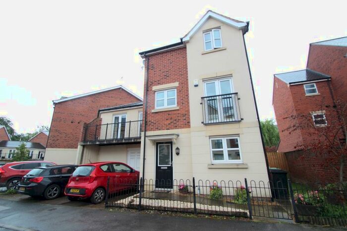 4 Bedroom Town House To Rent In Montgomery Avenue, Far Headingley, LS16