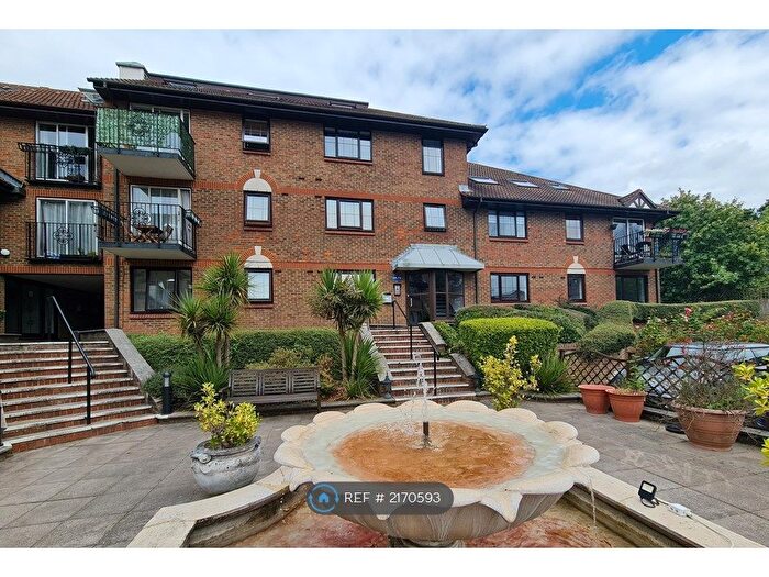 3 Bedroom Flat To Rent In French Apartments, Purley, CR8