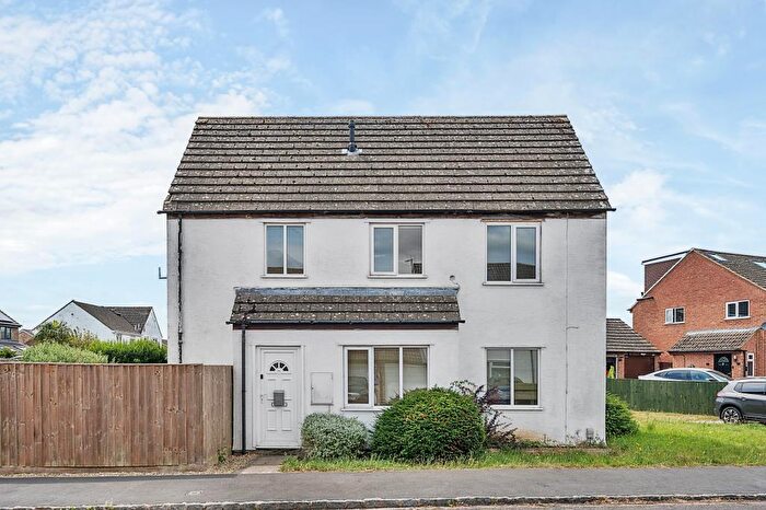 3 Bedroom Semi-Detached House For Sale In Foxcroft Drive, Carterton, Oxfordshire, OX18