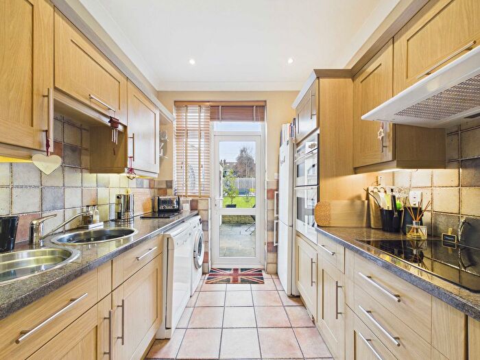 3 Bedroom Semi-Detached House For Sale In Ambleside Drive, Southend-On-Sea, SS1 - Photo 11