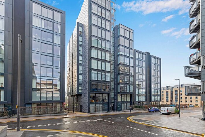 2 Bedroom Flat For Sale In / Simpson Loan, Edinburgh, EH3