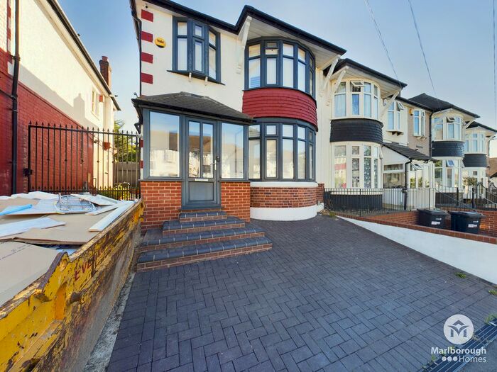 3 Bedroom End Of Terrace House To Rent In Stradbroke Grove, Clayhall, Ilford, IG5