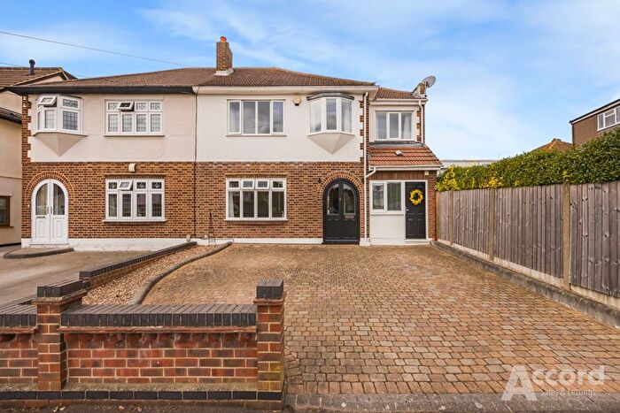 4 Bedroom Semi-Detached House For Sale In Dee Way, Romford, RM1