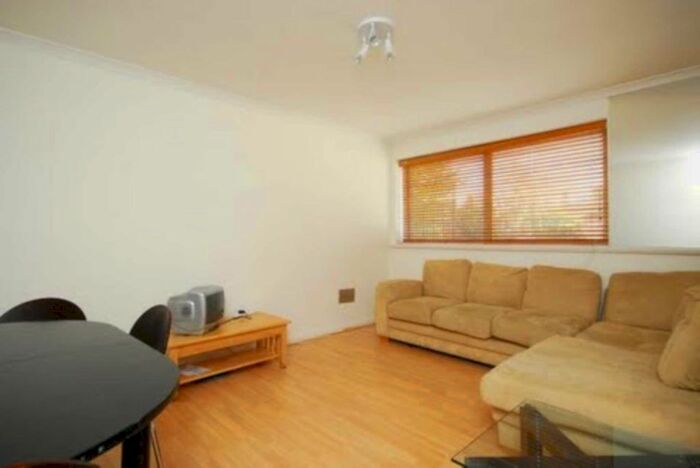 2 Bedroom Flat To Rent In Park Road, London, SW11