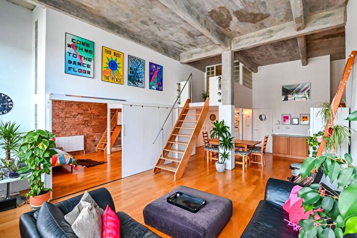 3 Bedroom Flat To Rent In Theydon Road, Clapton, London, E5