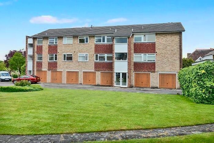 2 Bedroom Flat To Rent In Hillbrow Court, Hillbrow Road, Esher KT10