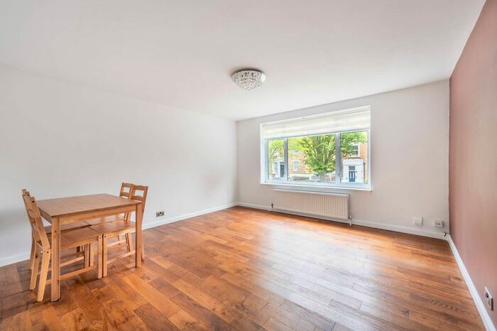 2 Bedroom Flat For Sale In Mount Avenue, Ealing Broadway, London, W5