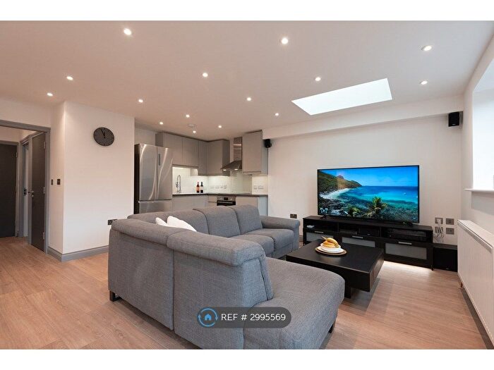 3 Bedroom Flat To Rent In New Park Avenue, London, N13