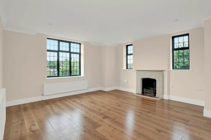 2 Bedroom Flat To Rent In Queens Close, Lammas Lane, KT10