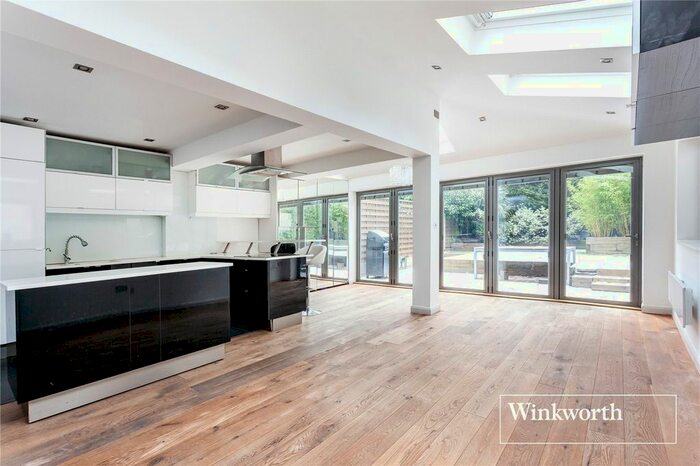 2 Bedroom Flat To Rent In Station Road, Finchley, London N3