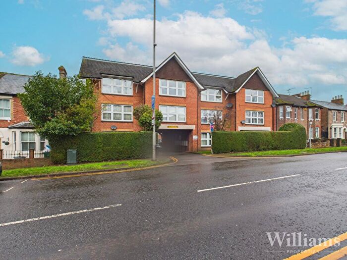 2 Bedroom Flat For Sale In Bierton Road, Aylesbury, HP20