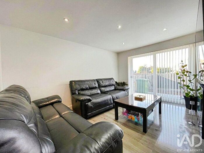 3 Bedroom Semi-Detached Bungalow For Sale In Windmill Road, Coventry, CV7