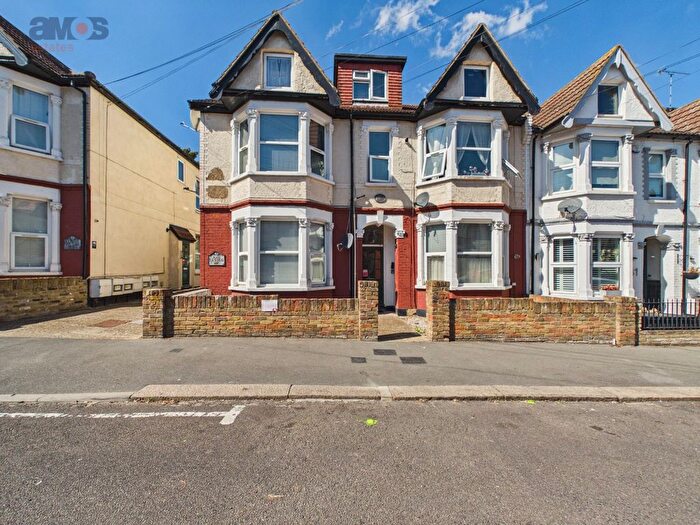 1 Bedroom Flat For Sale In Stowe Court, Silverdale Avenue, Westcliff-On-Sea, Essex, SS0