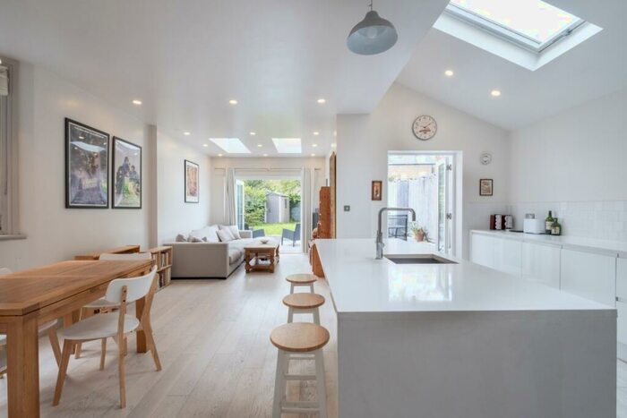 3 Bedroom Flat To Rent In Shakespeare Road London, SE24