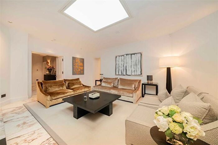 4 Bedroom Flat To Rent In Pont Street, South Kensington, SW1X