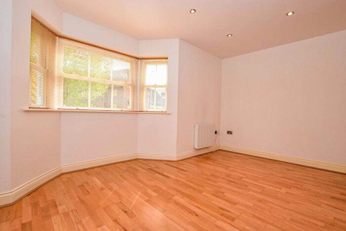 1 Bedroom Flat For Sale In Rosslyn Road, Watford, WD18
