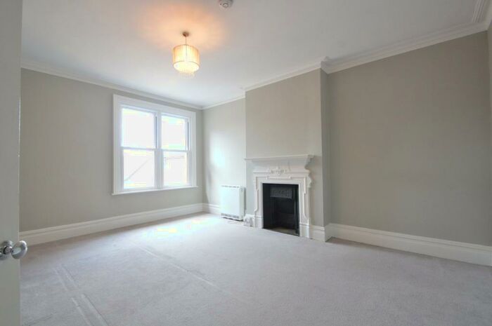 3 Bedroom Apartment To Rent In High Street, Weybridge, KT13