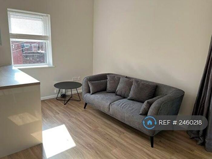 2 Bedroom Flat To Rent In Highbury Court, Leeds, LS6