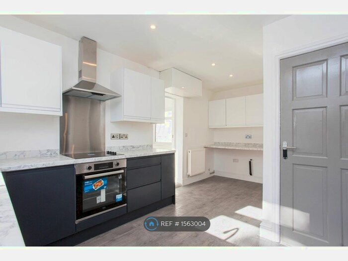 3 Bedroom Semi-Detached House To Rent In Pinewood Grove, Newcastle-Under-Lyme, ST5