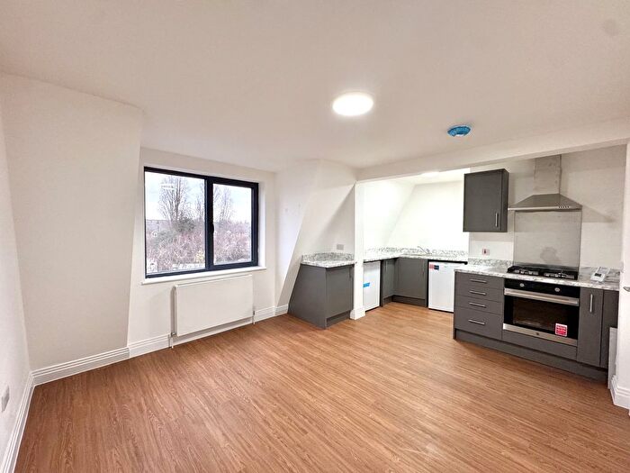 2 Bedroom Flat To Rent In Barge Drive, Southall, Greater London, UB2