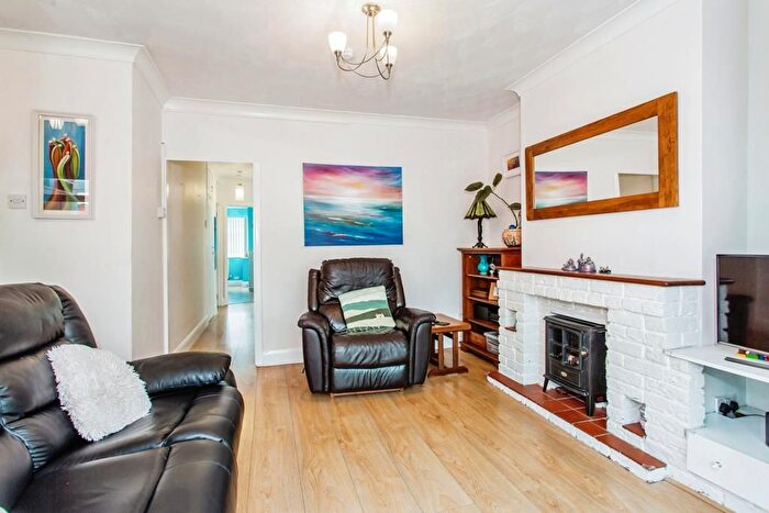 2 Bedroom Semi-Detached Bungalow For Sale In Rayleigh Avenue, Leigh-On-Sea, SS9