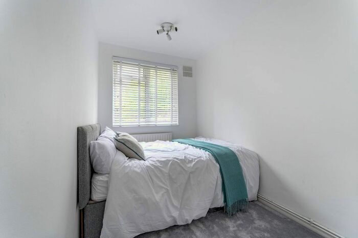 3 Bedroom Flat To Rent In Thorncroft Street, Nine Elms, London, SW8