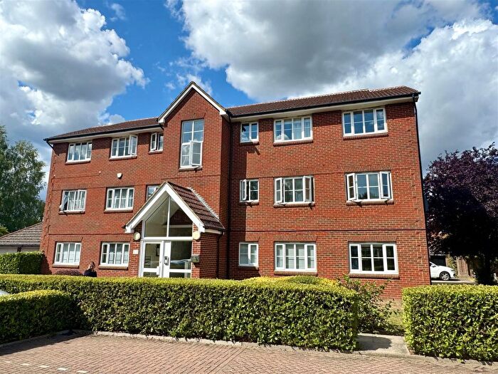 2 Bedroom Flat To Rent In Corfe Close, Borehamwood, WD6
