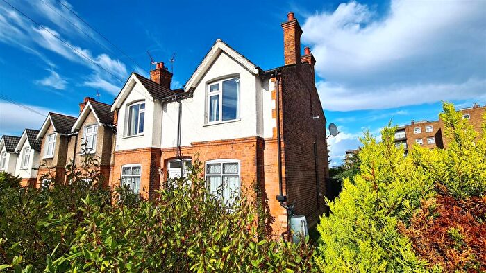 2 Bedroom Maisonette To Rent In Brunswick Park Road, New Southgate, N11