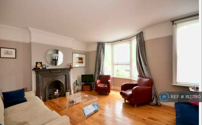 2 Bedroom Flat To Rent In Bickerton Road, London, N19