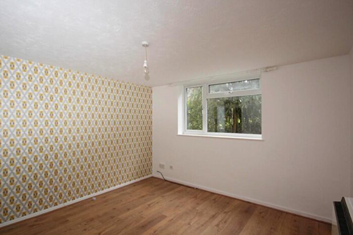 2 Bedroom Flat To Rent In Firsgrove Crescent, Brentwood, Essex, CM14