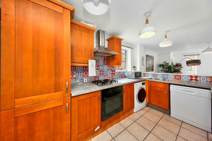 2 Bedroom Flat To Rent In Gunmakers Lane, London, E3