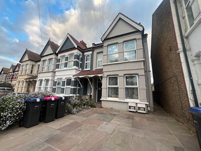 2 Bedroom Apartment To Rent In Hamlet Court Road, Westcliff-On-Sea, SS0