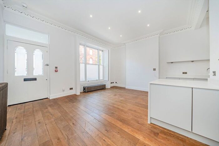 2 Bedroom Flat To Rent In Denbigh Road, London, W11
