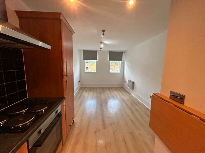 1 Bedroom Flat To Rent In Cross Crown Street, Cleckheaton, West Yorkshire, BD19