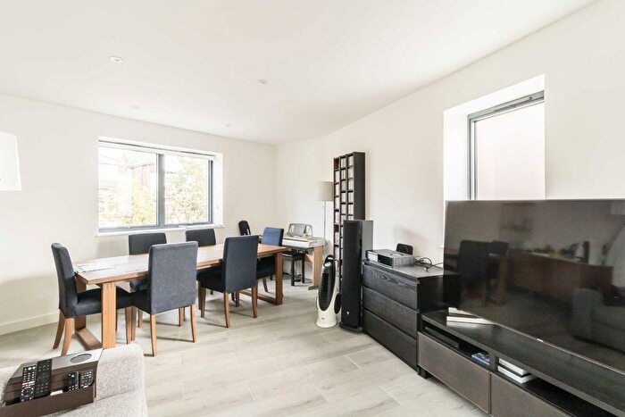 2 Bedroom Flat To Rent In Hamilton Road, London, W5