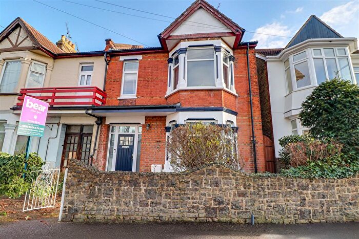 4 Bedroom Semi Detached House For Sale In Southbourne Grove, Westcliff-On-Sea, Essex, SS0