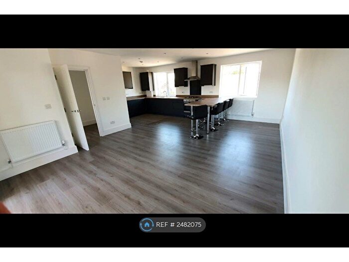 3 Bedroom Flat To Rent In Forest Gate, London, E7