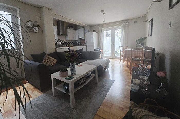 3 Bedroom Flat To Rent In Garratt Lane, London, SW18