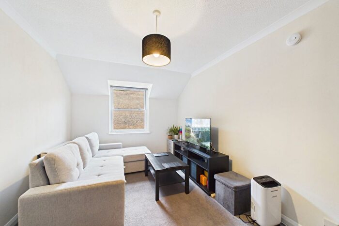 1 Bedroom Flat To Rent In Dale Road, Reading, Berkshire, RG2