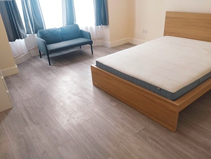 2 Bedroom Flat To Rent In Cornford Grove, London, SW12