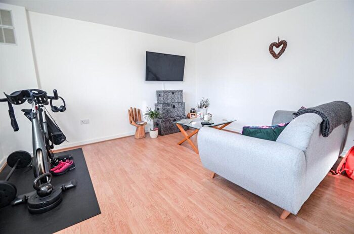 1 Bedroom Flat To Rent In Tequila Wharf, Commercial Road, London, E14