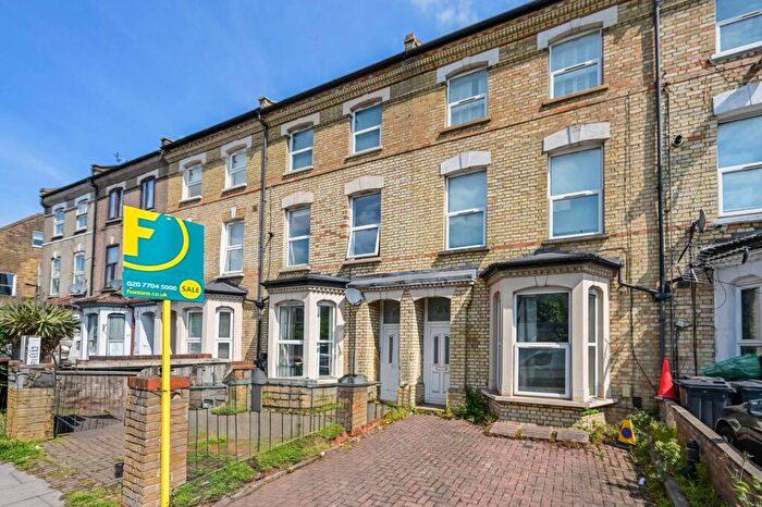 3 Bedroom Flat To Rent In Blackstock Road, Finsbury Park, London, N4