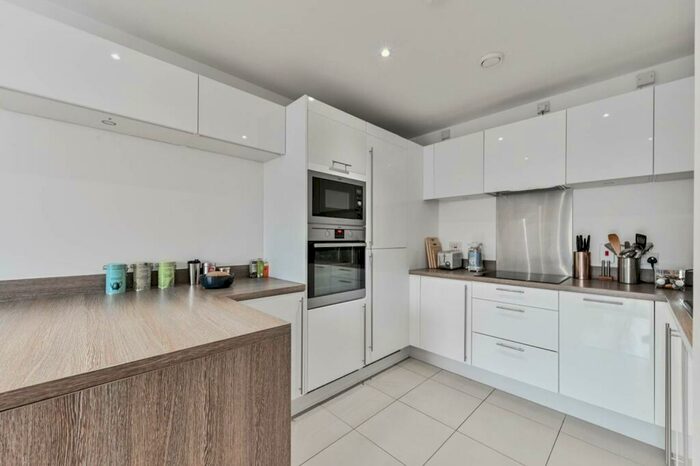 2 Bedroom Flat To Rent In Bovet Court, Harford Street, Stepney, London, E1