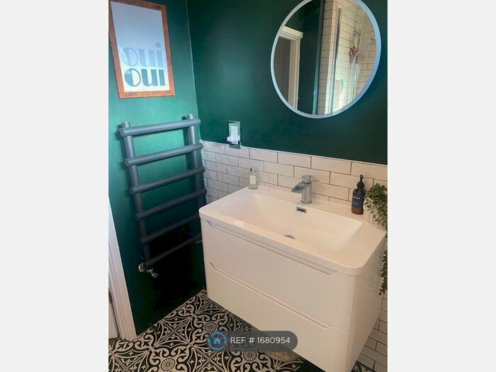 2 Bedroom Flat To Rent In Garden View Court, Leeds, LS8