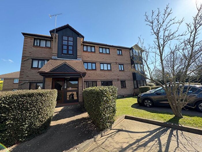 2 Bedroom Flat To Rent In Bornedene, Potters Bar, EN6