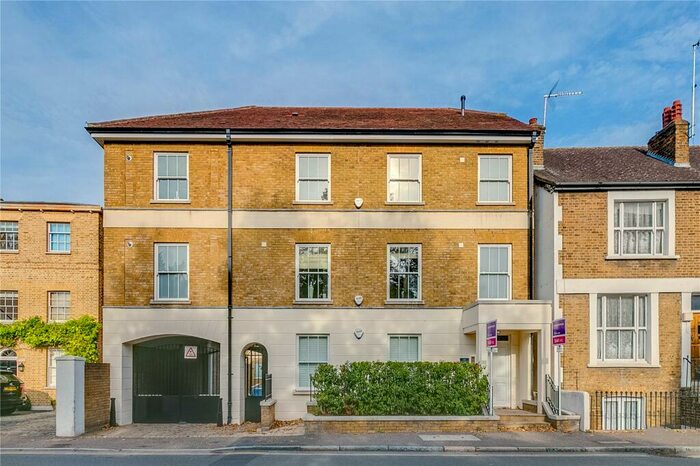 3 Bedroom Flat To Rent In Mortlake High Street, East Sheen, SW14