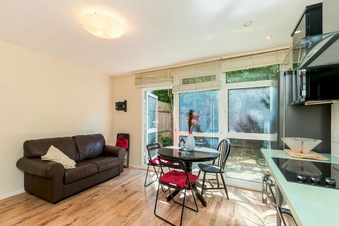 3 Bedroom Flat To Rent In Perryn Road, London, SE16