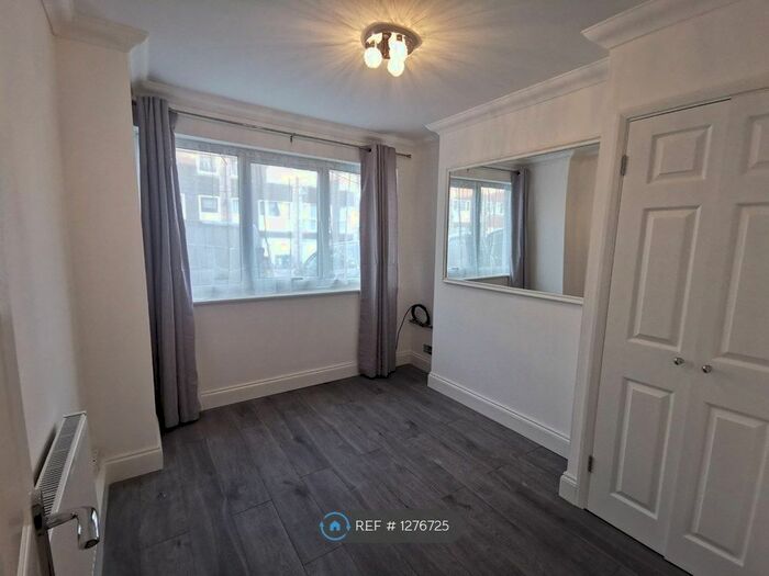 1 Bedroom Flat To Rent In The Oaks, Bracknell RG12