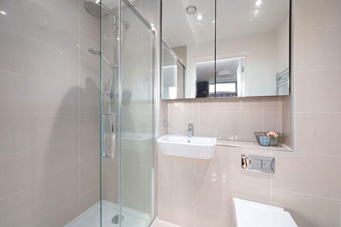 2 Bedroom Flat To Rent In Colonial Drive, London, W4