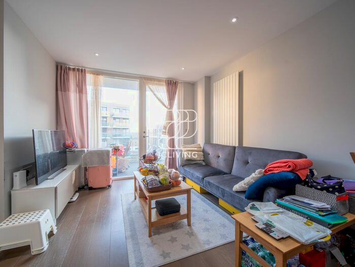 3 Bedroom Flat To Rent In Hamond Court, London, KT2